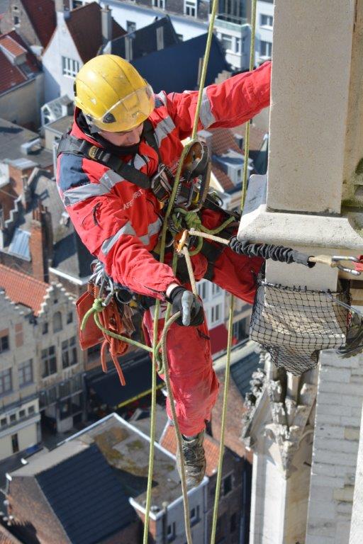 La tour de la cathédrale d’Anvers enveloppée de filets pare-gravats Duranet